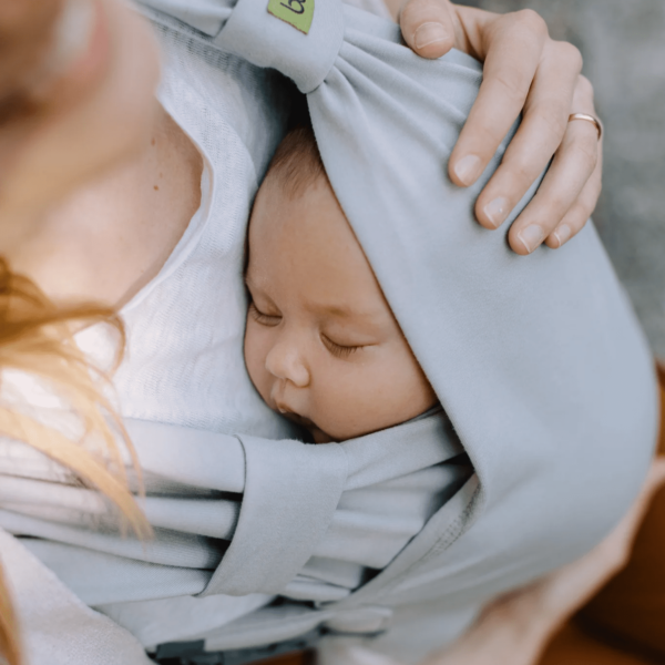 Boba Bliss nešioklė pilka sertifikuota nešioklė patogi nešioklė sveika klubams nešioklė žindymas su nešiokle Mylu.lt kūdikių nešiojimas