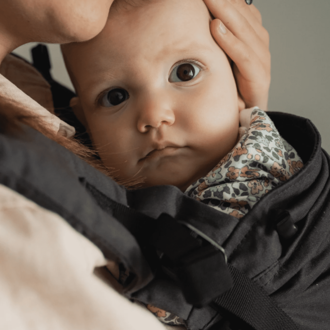 Boba X nešioklė (0-36 mėn) - jgrafitinė sertifikuota nešioklė patogi nešioklė sveika klubams nešioklė žindymas su nešiokle Mylu.lt kūdikių nešiojimas vaikų nešiojimas