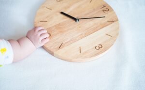 Kada pradėti kūdikio dienotvarkę ir kokios klaidos dažniausios kūdikio dienotvarkė miego ritmas kūdikio režimas dienotvarkės kūrimas individuali dienotvarkė