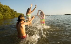 Maudynes_su_vaikais_kaip_kalbetis_apie_sauguma_kad_vaikai_isgirstu_Pagarbi_Tevyste_Mylu.lt_saugios_maudynes_vaiku_saugumas_vandenyje_tevyste_auklejimas_motinyste