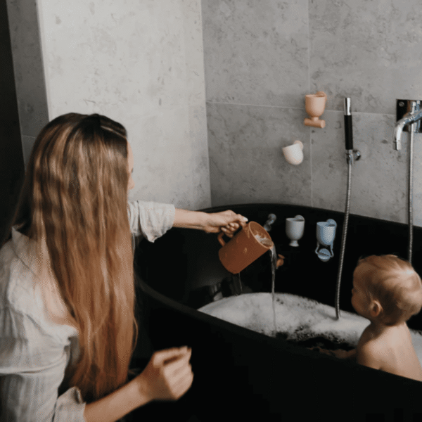 Mushie vonios žaislas „Pour and Play“ Mylu.lt kūdikio lavinimas vaiko lavinimas vonios žaislai vaikams žaidimas vonioje