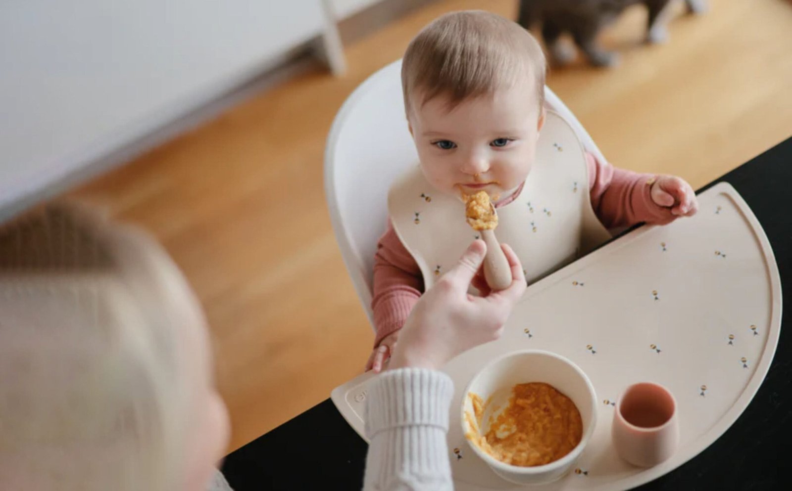 Kaip išsirinkti pirmuosius kūdikio įrankius dubenėliai, šaukšteliai ir puodeliai Kūdikio mityba kūdikio maitinimas įrankiai kūdikiui pirmieji kūdikio įrankiai silikoniniai indai kūdikiams kūdikio valgymo įrankiai