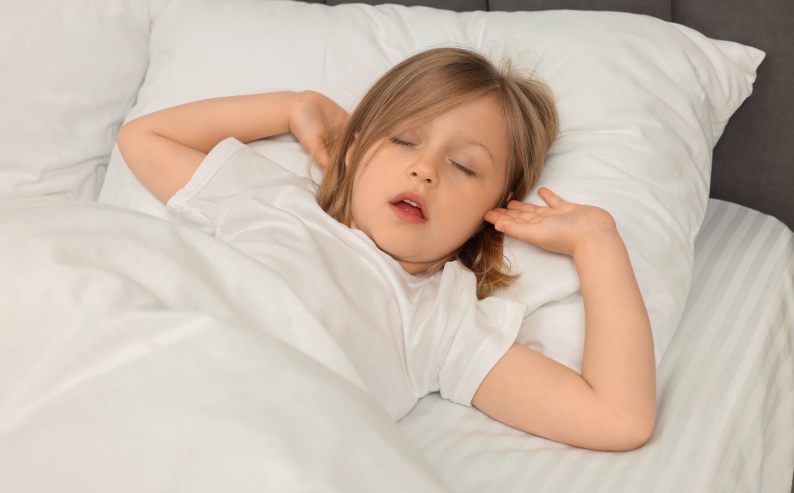Mažylis miega prasižiojęs Tai gali būti dažnų naktinių pabudimų priežastis Miego pelytės kūdikio miegas vaikų miegas miegas išsižiojus