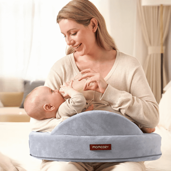 Momcozy CozyPro maitinimo pagalvė kūdikio žindymas kūdikio maitinimas žindymo pagalvė pagalba žindymui kaip žindyti kūdikį Mylu.lt produktai žindymui